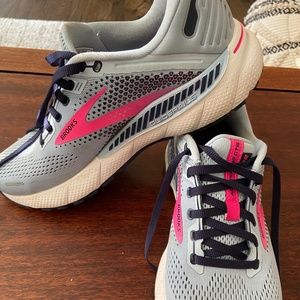 Women’s Brooks Adrenaline GTS 22, Light blue/pink